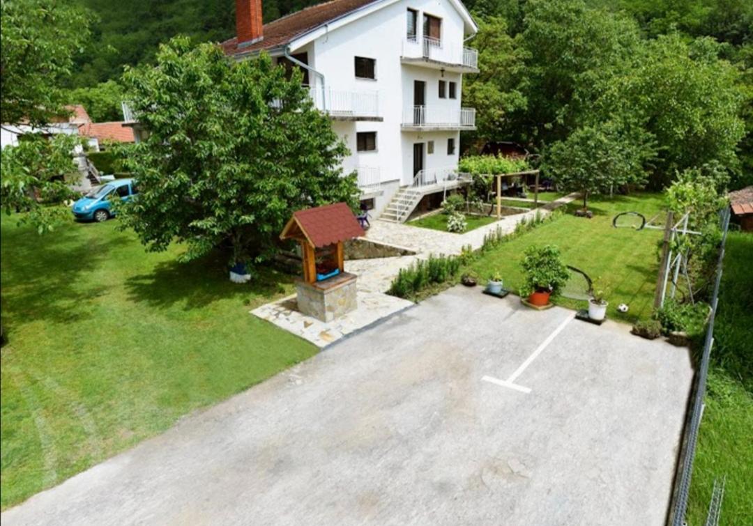 Domacinstvo Trifunovic Apartment Pretresnja ภายนอก รูปภาพ